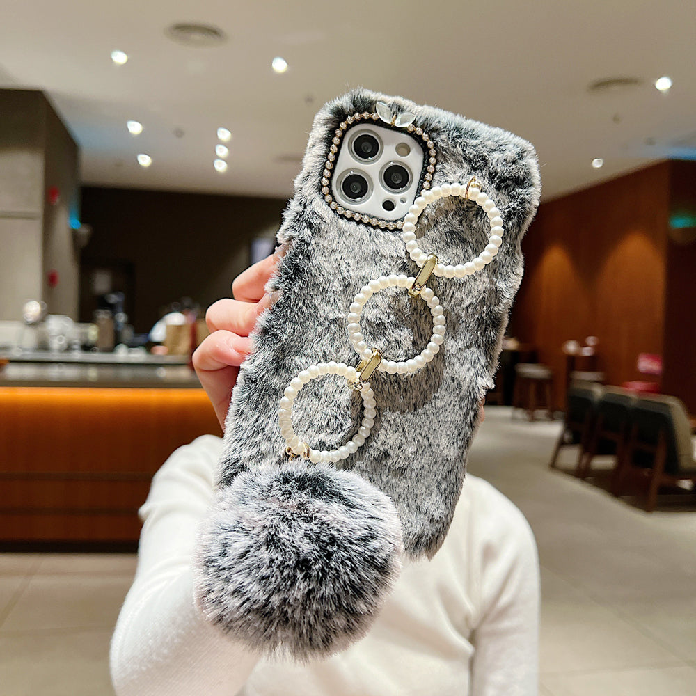 Luxury Winter Soft Furry Phone Case With Pearl Bracelet - iPhone 14 Plus